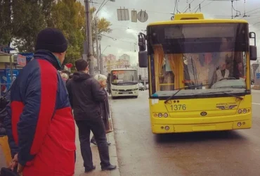 Через відсутність світла у частині Києва призупинено рух електротранспорту