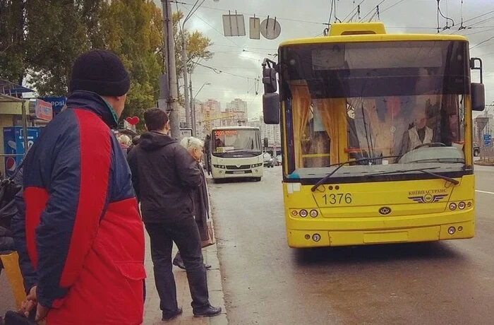 Через відсутність світла у частині Києва призупинено рух електротранспорту