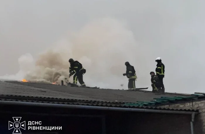 На Рівненщині внаслідок атаки РФ спалахнула пожежа на підприємстві