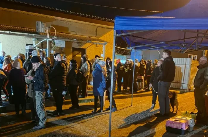 Удар по ветеринарному центру в Чернігові: сотні містян прихистили тварин після атаки (відео)