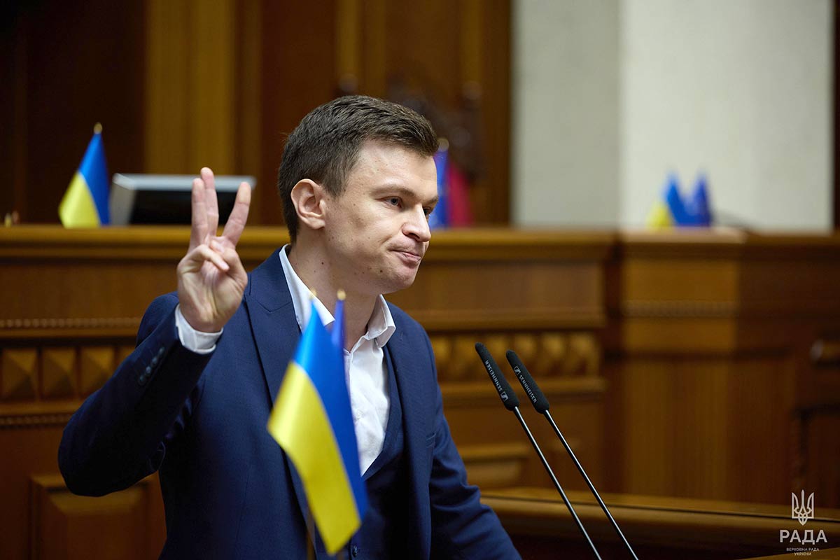Нардеп Дмитро Костюк віддав колишній дружині Ірині квартиру на Житомирщині і старенький позашляховик