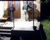 На Хмельниччині люди у формі вдерлися через вікно до приватного будинку