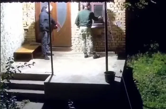 На Хмельниччині люди у формі вдерлися через вікно до приватного будинку