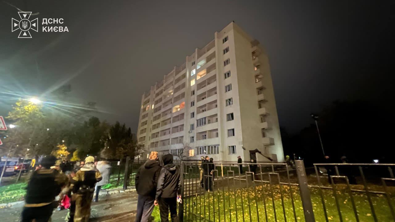 Росіяни вдруге за ніч атакували Київ балістикою: влучання в будівлі фото 1