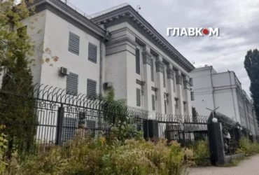 Джунглі, сміття та охорона. Який вигляд має посольство РФ у Києві на п’ятому році великої війни (фото)