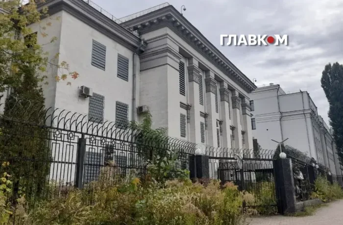 Джунглі, сміття та охорона. Який вигляд має посольство РФ у Києві на п’ятому році великої війни (фото)