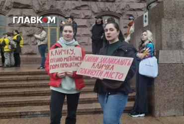 Картонкове дежавю: навіщо дорослі знову виводять дітей на майдан?