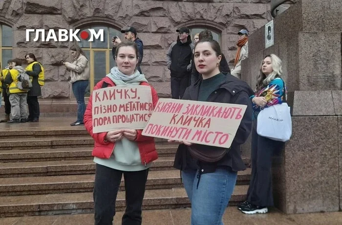 Картонкове дежавю: навіщо дорослі знову виводять дітей на майдан?