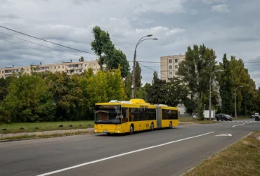 Рух мостом Патона у бік правого берега відновлено для чотирьох автобусів