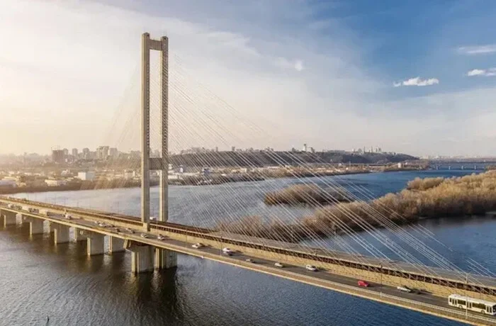 Скандал у Києві: через пошкоджені мости компанія вимагає від співробітників змінити житло