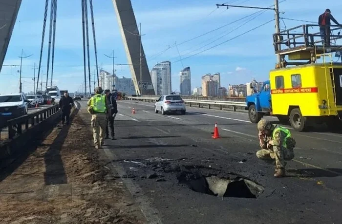 Удари по мостах у Києві: Зеленський розповів, до чого готується влада