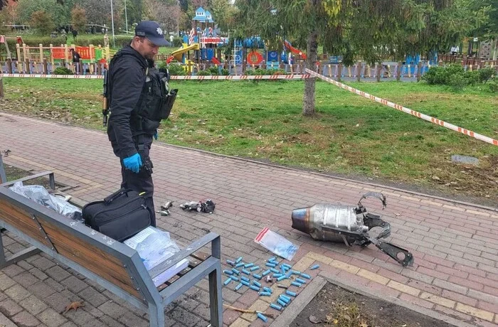 У столичному парку «Орлятко» через падіння уламків дрона постраждали дві жінки