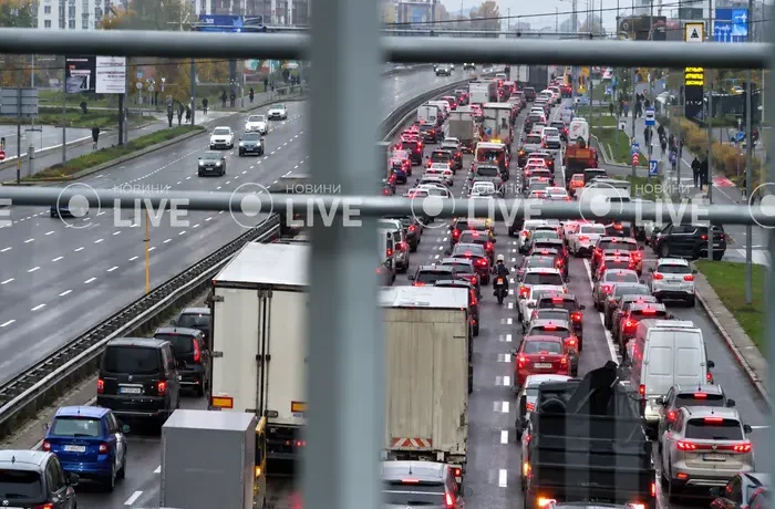Пошкодження Південного мосту спричинило масштабні затори в Києві