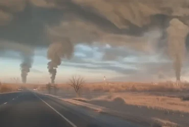 Небо над Самарською областю почорніло від стовпів диму після атаки на російський НПЗ (відео)
