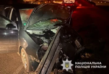 В Обухові автівка врізалася у відбійник, водійка загинула