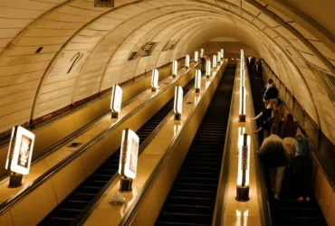 Київське метро зупинилося через зникнення напруги