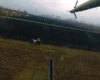 На Харківщині люди вітають українського пілота, який повертається із бойового завдання (відео)