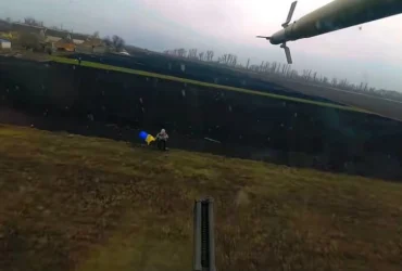 На Харківщині люди вітають українського пілота, який повертається із бойового завдання (відео)