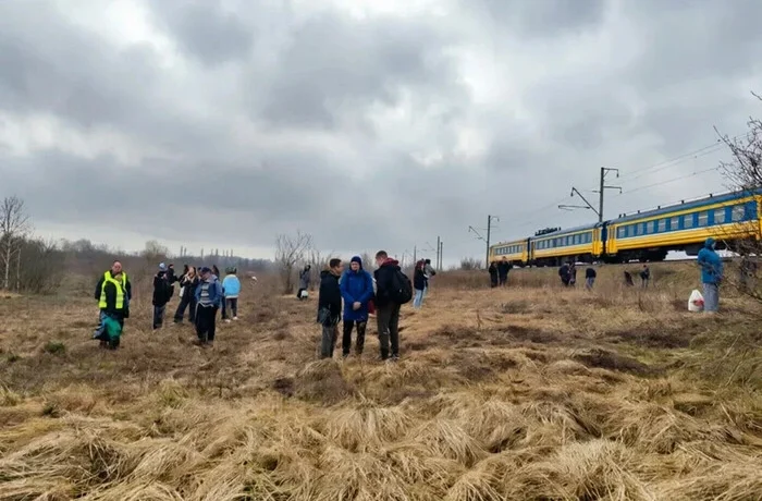 Поїзд «Львів – Чернівці» залишив 25 пасажирів посеред поля після відбою тривоги