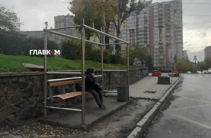 Комунальники оригінально відреагували на скандал із зупинкою біля Лук’янівки (фото)