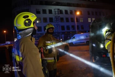 Уламки дрона впали на навчальний заклад у Києві