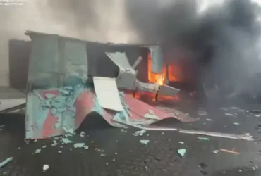 Окупанти вдарили по складу «Нової пошти» на Дніпропетровщині: спалахнула пожежа