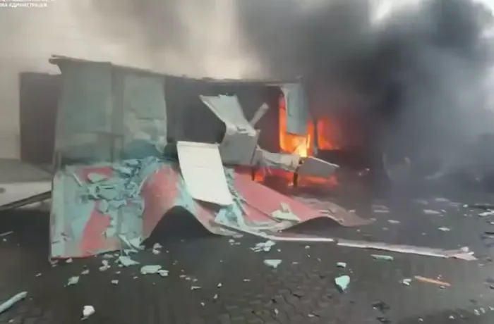 Окупанти вдарили по складу «Нової пошти» на Дніпропетровщині: спалахнула пожежа