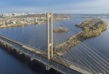 У Києві обмежено рух Південним мостом і зеленою гілкою метро