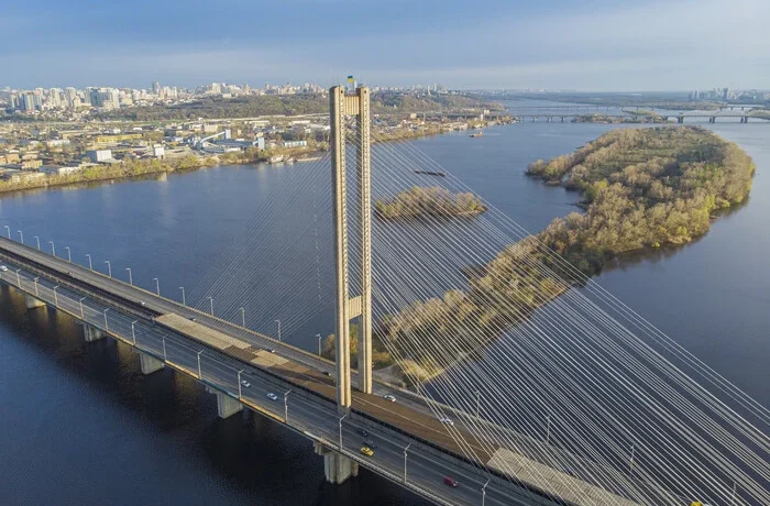 У Києві обмежено рух Південним мостом і зеленою гілкою метро