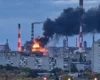 В Омську палає найбільший нафтопереробний завод Росії (відео)