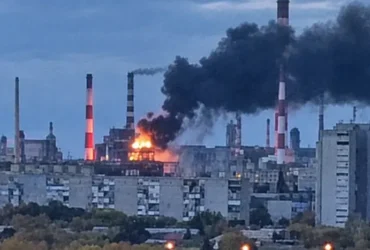 В Омську палає найбільший нафтопереробний завод Росії (відео)