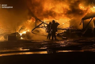 На Київщині після нічної атаки РФ спалахнули склади
