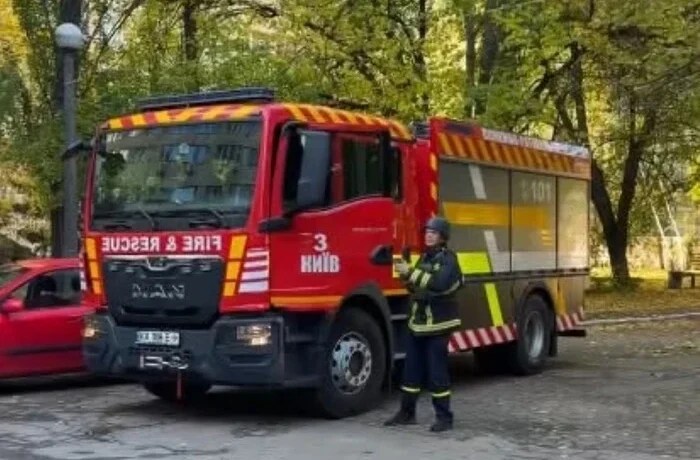 У Голосіївському районі уламки дрона влучили у медзаклад