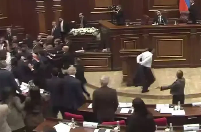 У парламенті Вірменії депутати влаштували масову бійку (відео)