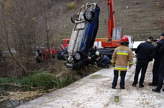 Троє підлітків загинули на Хмельниччині: авто знайшли на дні річки
