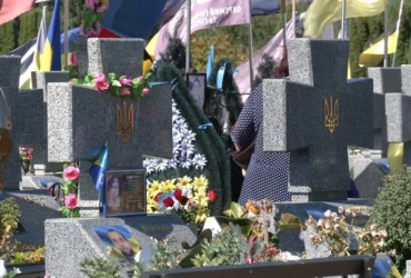 У селі на Прикарпатті поліція розслідує наругу над десятками могил військових