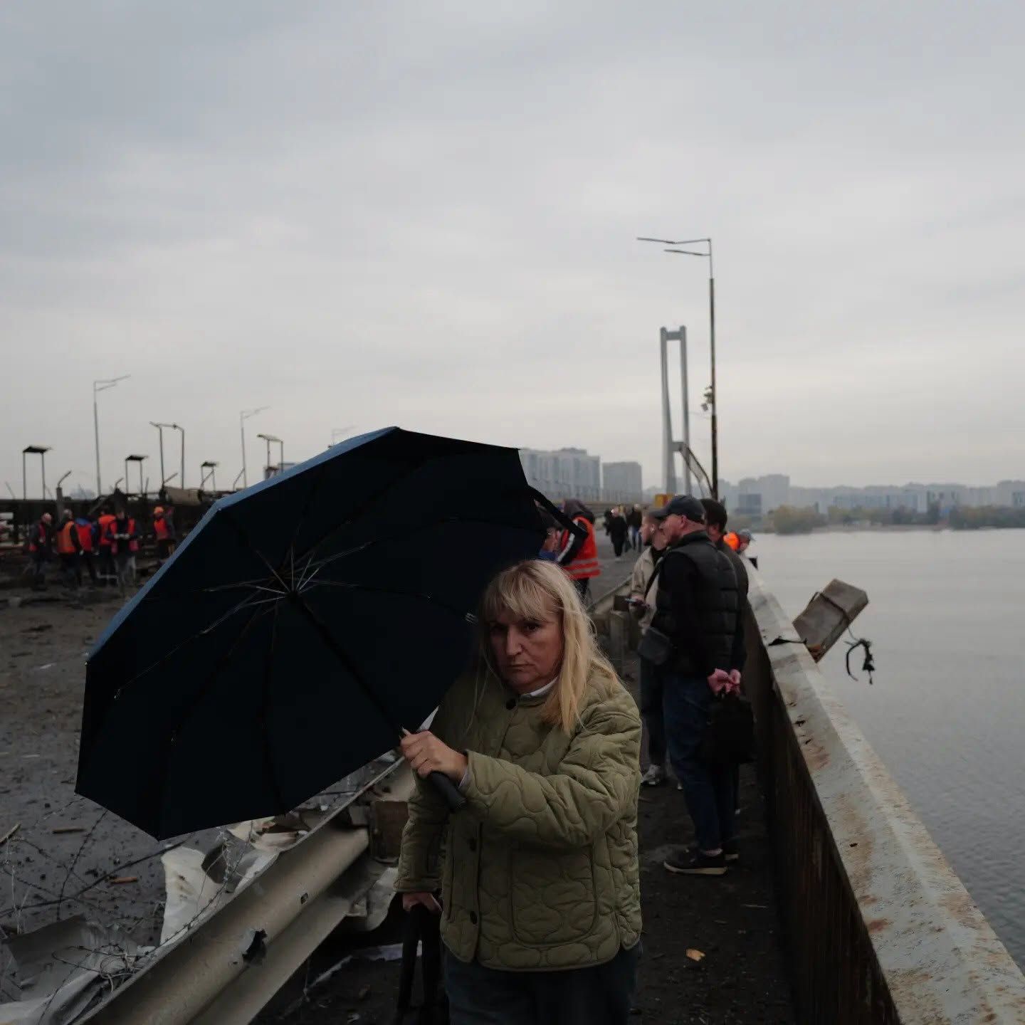 Люди долають пішки пошкоджений Південний міст