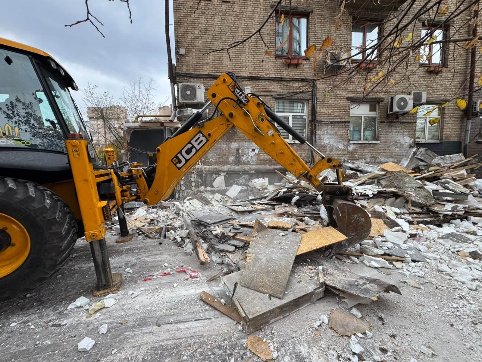 У Голосіївському районі комунальники демонтували незаконну прибудову закладу (фото) фото 2