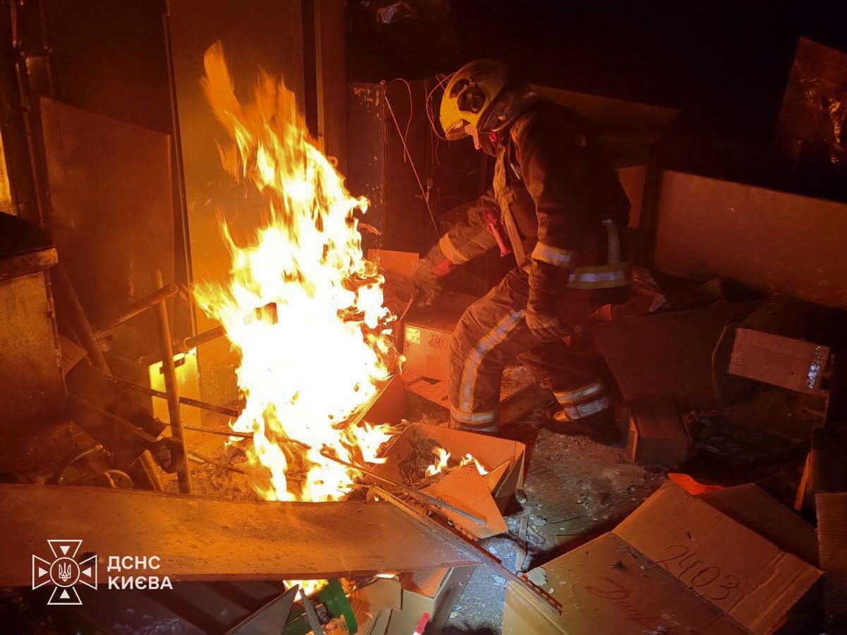 Палали склади та будинки: ДСНС показала наслідки нічного удару по Києву (фото) фото 1
