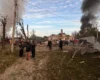 Мати сидить біля загиблого сина після удару РФ: моторошне фото з Кременчука