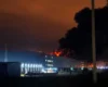 Російський Омськ накрило хмарою чорного диму після серії вибухів (фото)