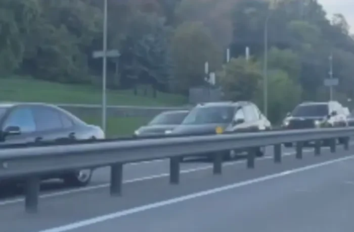 У Києві утворився великий затор у бік Дарницького мосту (відео)