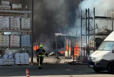 У Солом’янському районі Києва росіяни влучили в ангар із фарбою, є загиблі