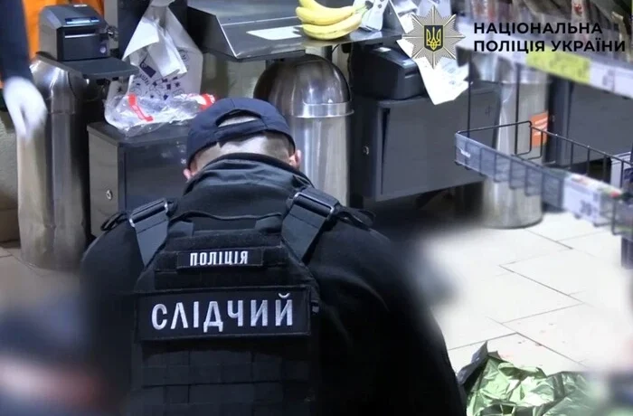 Забіг у магазин і помер на очах нападника: подробиці вбивства 18-річного юнака на Подолі