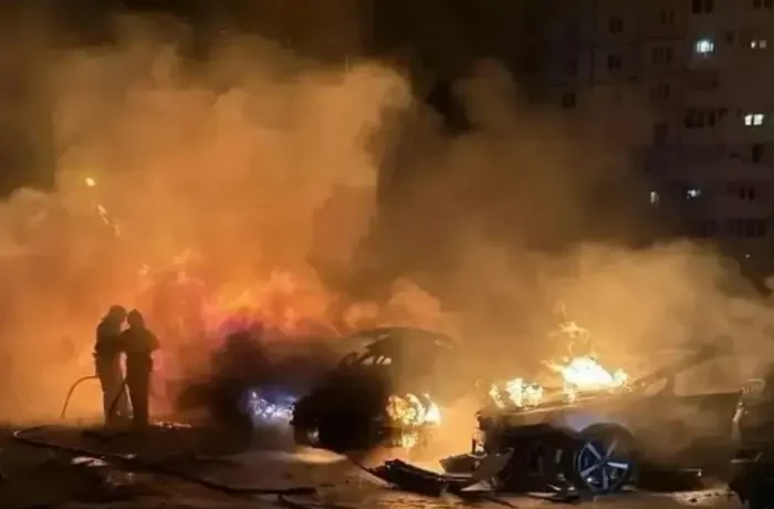 У російському Липецьку після роботи ППО горять будинки та автомобілі (фото)