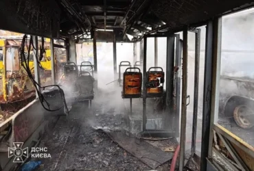 У Солом’янському районі Києва згоріли два автобуси на парковці (фото)