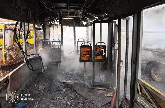 У Солом’янському районі Києва згоріли два автобуси на парковці (фото)