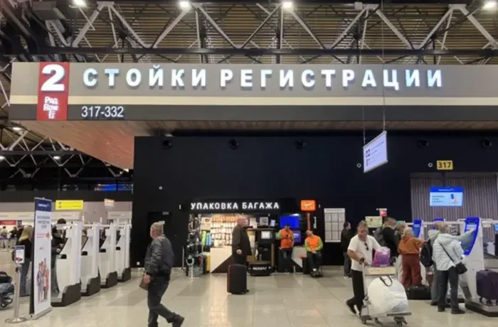 У Москві аеропорти призупинили роботу: сотні рейсів скасовано, десятки затримано