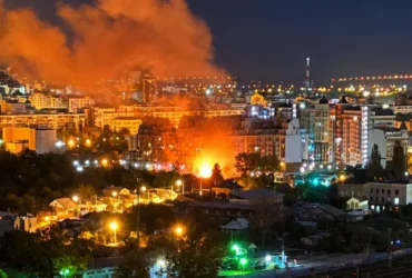 Бєлгород опинився під масованою атакою дронів: у центрі міста пожежа