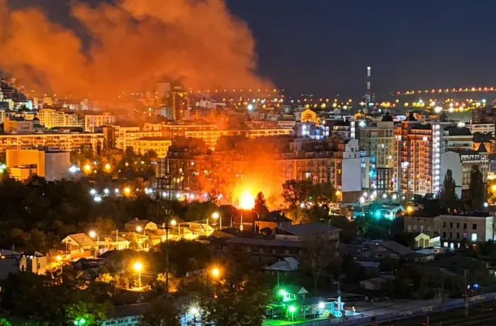 Бєлгород опинився під масованою атакою дронів: у центрі міста пожежа